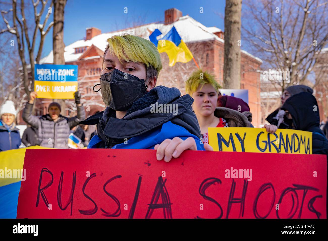 26 février 2022, Harvard University, Cambridge, Massachusetts, Etats-Unis: Les gens se rassemblent lors de la rencontre de Harvard avec l'Ukraine sur Harvard Yard à l'université de Harvard à Cambridge. Credit: Keiko Hiromi/AFLO/Alay Live News Banque D'Images