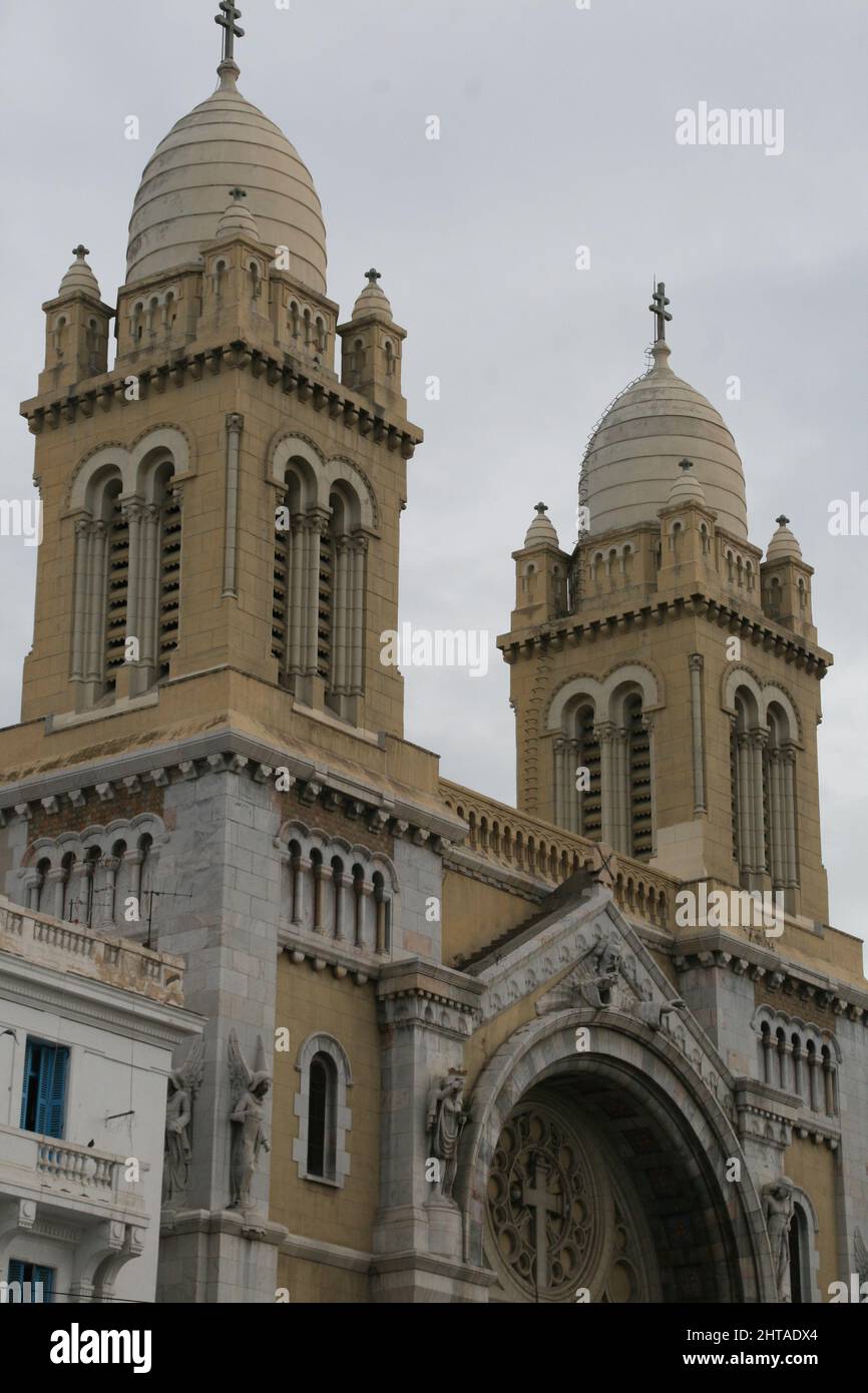 Photo verticale d'une cathédrale de Saint Vincent de Paulin aux couleurs claires à Tunis, Tunisie Banque D'Images