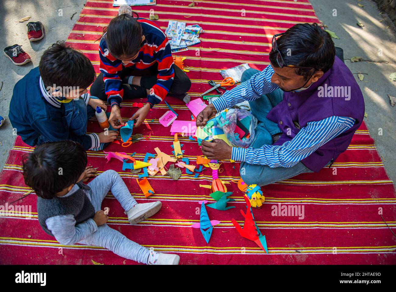 New Delhi, Inde. 27th févr. 2022. Les enfants apprennent à fabriquer des jouets en papier pendant le marché du dimanche organisé par Bikaner House Management Society à New Delhi. Le 26 2022 février, le gouvernement de Delhi a levé toutes les restrictions de la COVID-19 en raison de la diminution du nombre d'infections à coronavirus. Crédit : SOPA Images Limited/Alamy Live News Banque D'Images