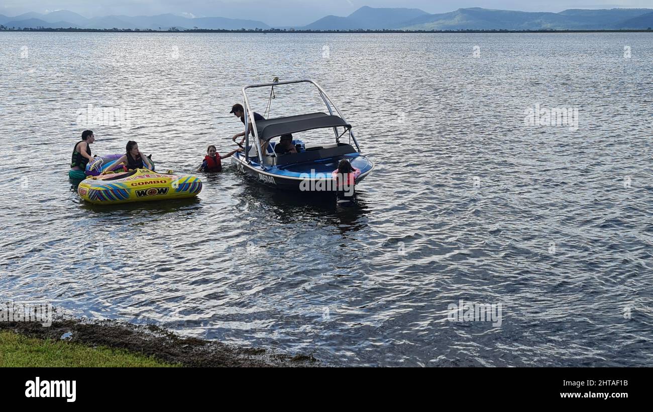 Journée d'été à l'extérieur avec une famille qui nage dans l'océan sur des bateaux gonflables Banque D'Images