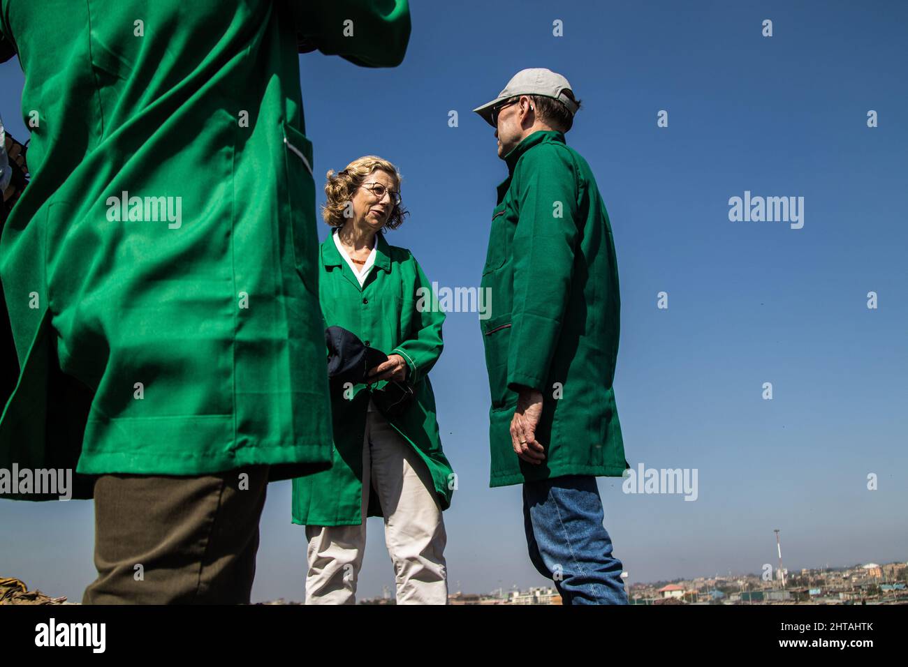 Inger Andersen, Le Directeur exécutif du Programme des Nations Unies pour l'environnement (PNUE) s'entretient avec le Président de l'Assemblée de l'Environnement des Nations Unies, Espen Barth Eide, lors d'une visite sur le site de dumping de Dandora avant la cinquième session de l'Assemblée de l'Environnement des Nations Unies (UNEA-5). Discussions pour définir une voie à suivre pour un traité mondial sur la matière plastique Le problème croissant de la pollution plastique est prévu pour commencer cette semaine pendant l'Assemblée de l'environnement des Nations Unies UNEA 5,2). Avec deux projets de résolution sur la table, les pays membres décideront soit de traiter du cycle de vie complet des plastiques comme p Banque D'Images