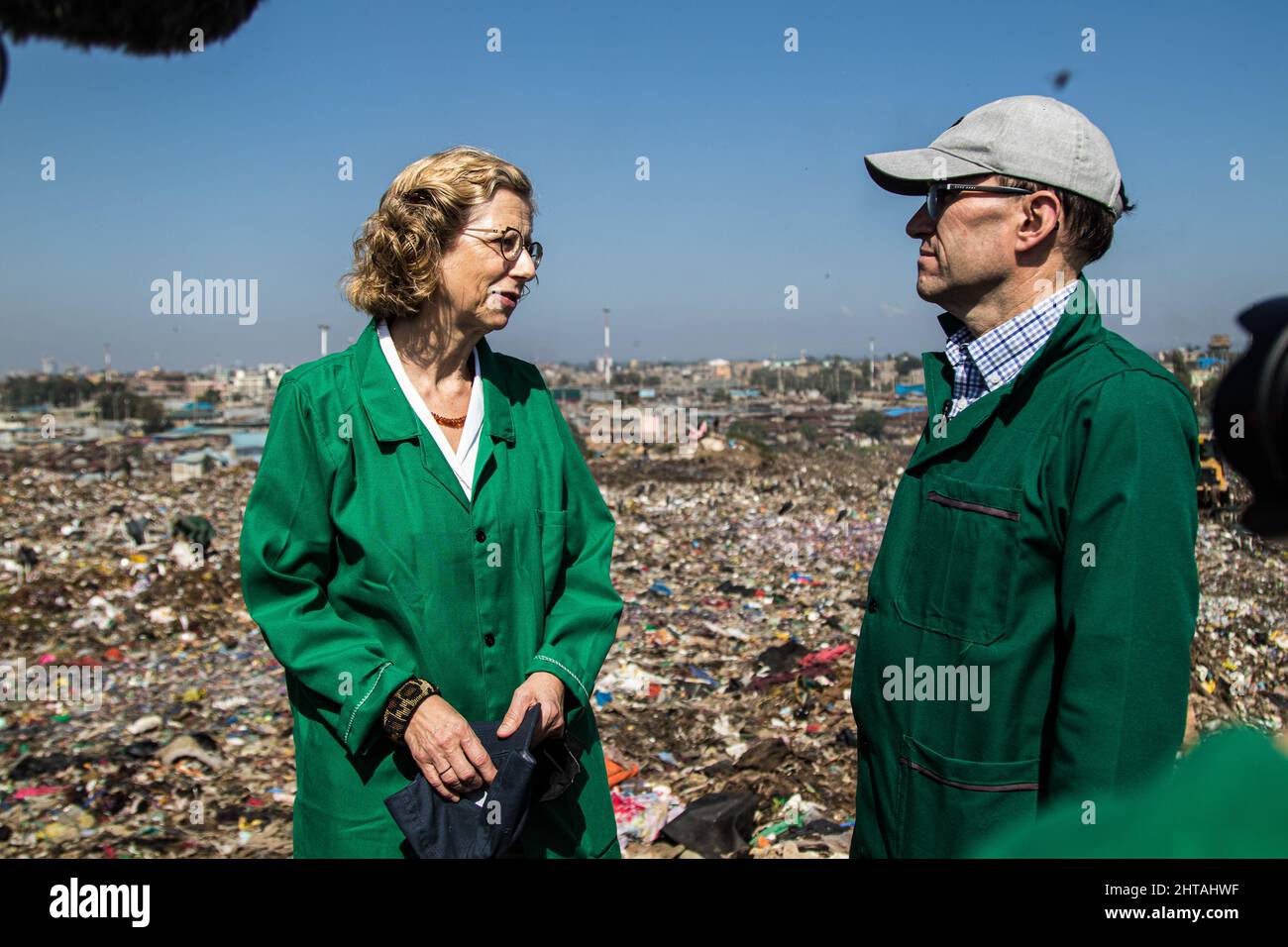 Inger Andersen, Le Directeur exécutif du Programme des Nations Unies pour l'environnement (PNUE) s'entretient avec le Président de l'Assemblée de l'Environnement des Nations Unies, Espen Barth Eide, lors d'une visite sur le site de dumping de Dandora avant la cinquième session de l'Assemblée de l'Environnement des Nations Unies (UNEA-5). Discussions pour définir une voie à suivre pour un traité mondial sur la matière plastique Le problème croissant de la pollution plastique est prévu pour commencer cette semaine pendant l'Assemblée de l'environnement des Nations Unies UNEA 5,2). Avec deux projets de résolution sur la table, les pays membres décideront soit de traiter du cycle de vie complet des plastiques comme p Banque D'Images