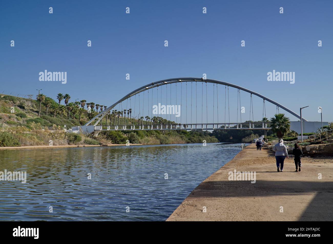 Passerelle piétonne Hadera au-dessus de la rivière Hadera en Israël Banque D'Images