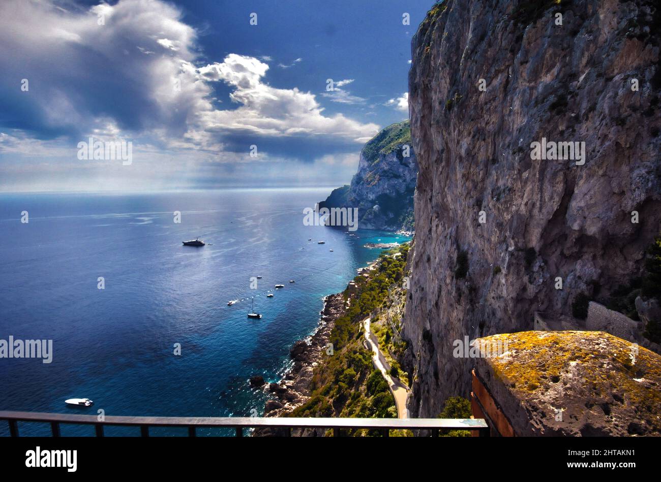 Vue aérienne des belles plages de Capri, en Italie, avec des montagnes sur la rive Banque D'Images