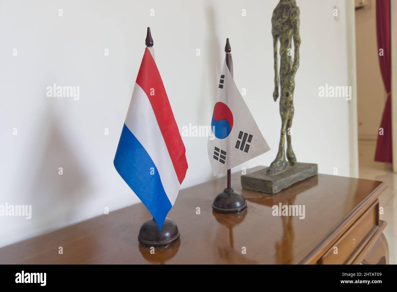 Drapeaux japonais et néerlandais sur la table. Style de photographie d'objet Banque D'Images