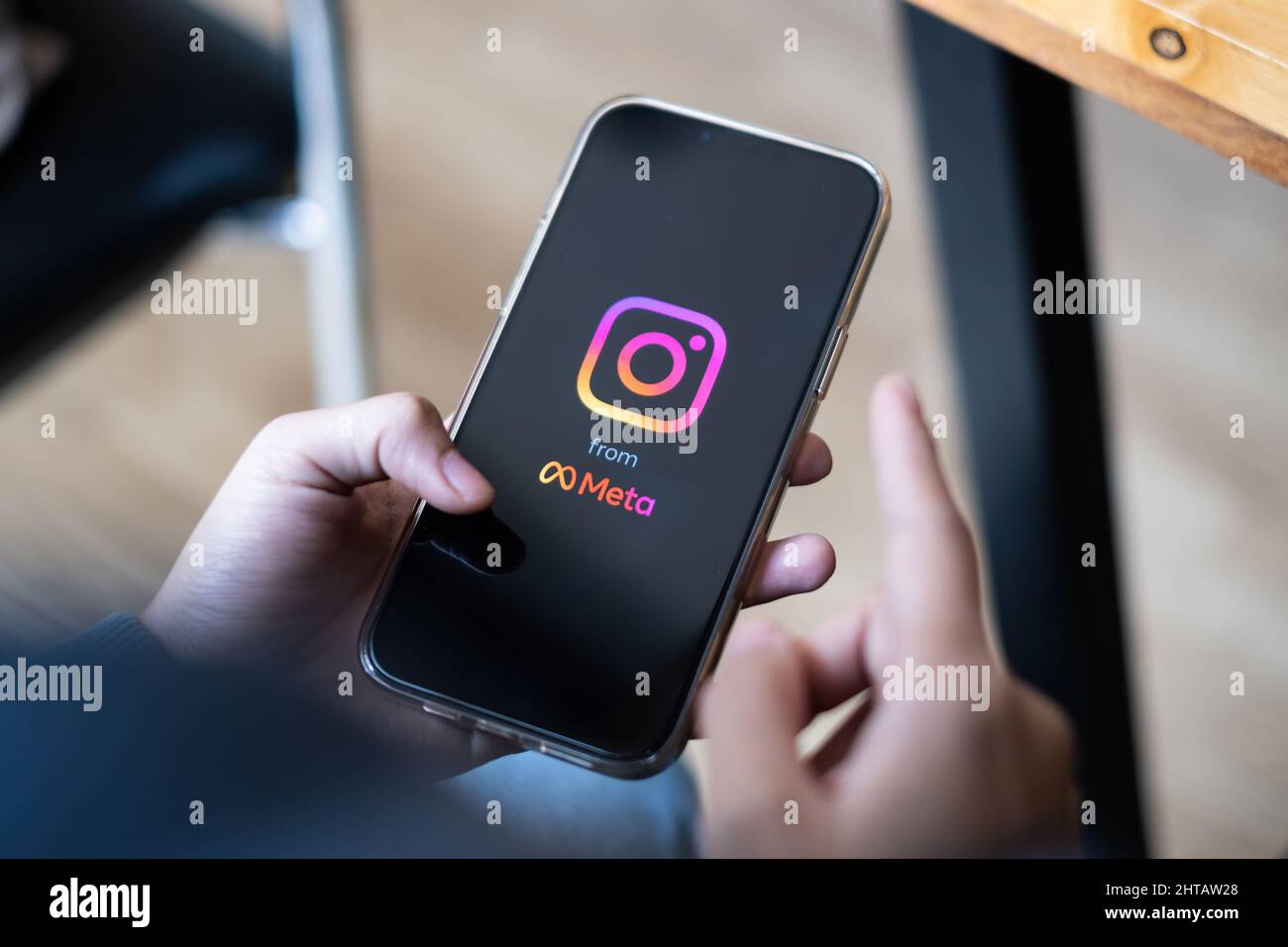 CHIANG MAI, THAÏLANDE - 28 FÉVRIER 2022 : Une femme utilisant l'application Instagram sur iPhone. Des bobines Instagram pour réaliser de courtes vidéos à partir de Meta. Banque D'Images