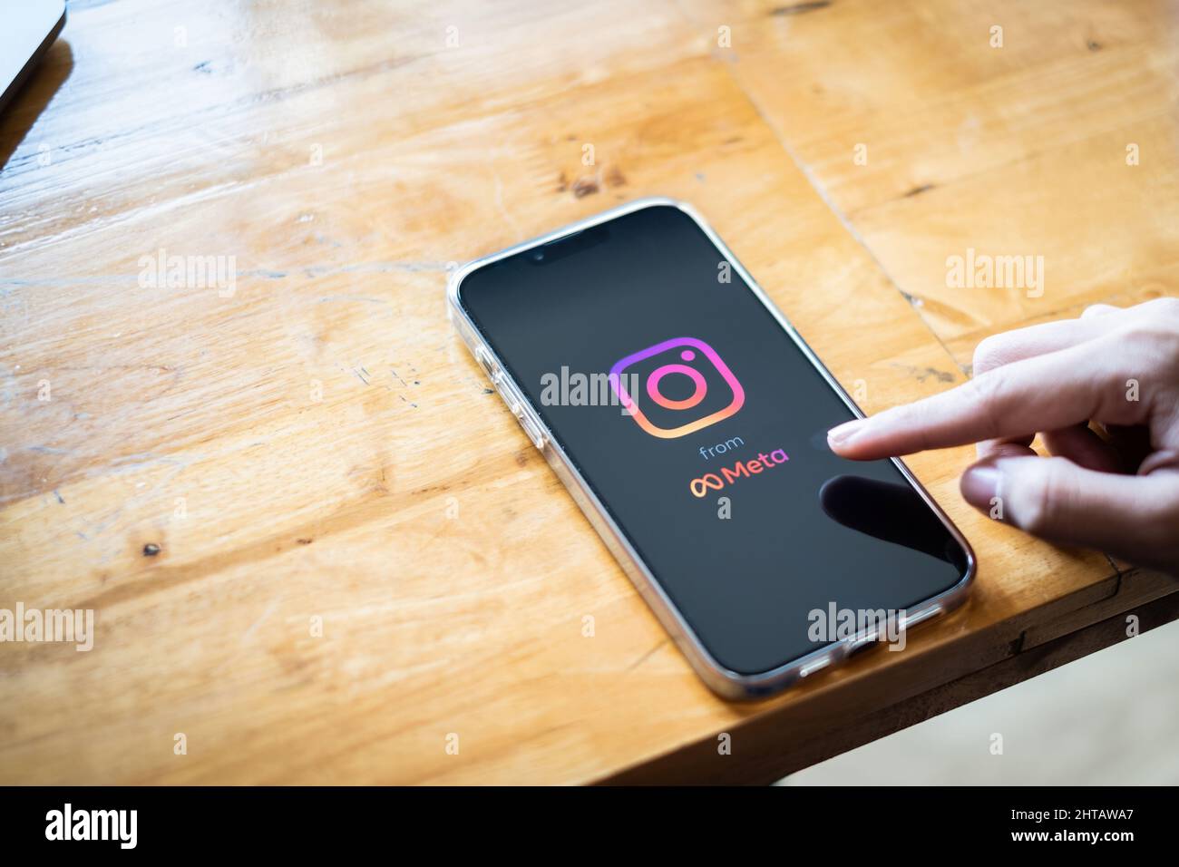CHIANG MAI, THAÏLANDE - 28 FÉVRIER 2022 : Une femme utilisant l'application Instagram sur iPhone. Des bobines Instagram pour réaliser de courtes vidéos à partir de Meta. Banque D'Images