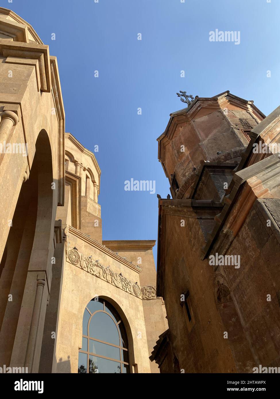 Photo à angle bas de l'église Saint Anna à côté de l'église Katoghike, Erevan, Arménie Banque D'Images