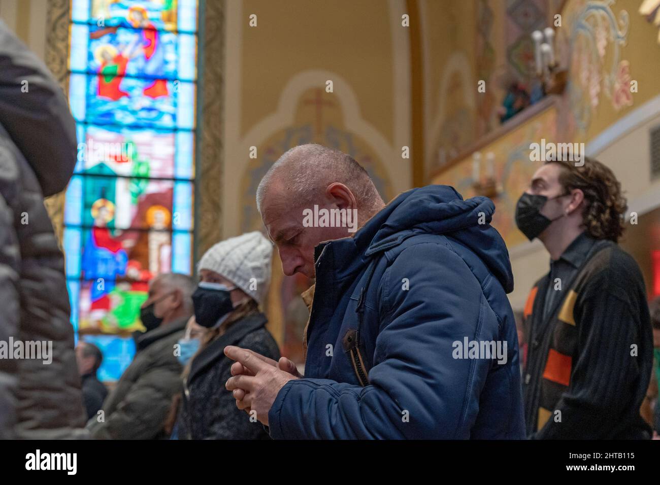 NEW YORK, NEW YORK - 27 FÉVRIER : les amateurs de churchgoers prient pendant la messe à l'église Saint-George le 27 février 2022 à New York. Son Éminence, le cardinal Timothy Dolan, archevêque de New York, a assisté à la messe à l'église Saint-Georges, qui est membre de l'église catholique grecque ukrainienne, en solidarité avec le peuple ukrainien. Crédit : Ron Adar/Alay Live News Banque D'Images