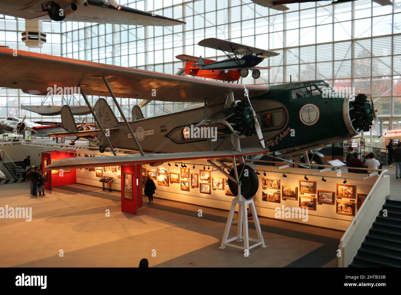Vol en avion au musée de l'aviation de Seattle et promenade dans la rue. Banque D'Images Vol en avion au musée de l'aviation de Seattle et promenade dans la rue. Banque D'Images