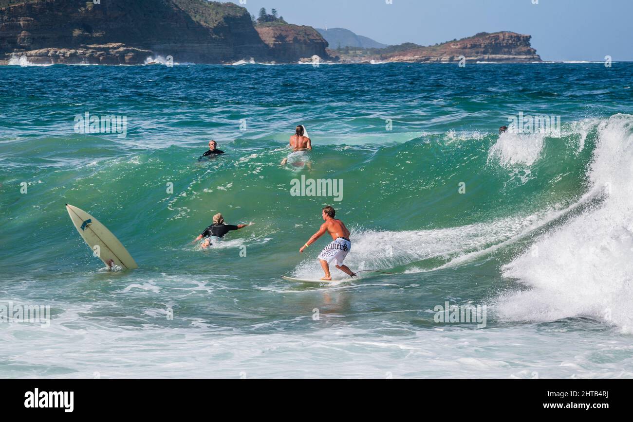 Surf sur la plage d'Avoca, sur la côte centrale de la Nouvelle-Galles du Sud, en Australie Banque D'Images