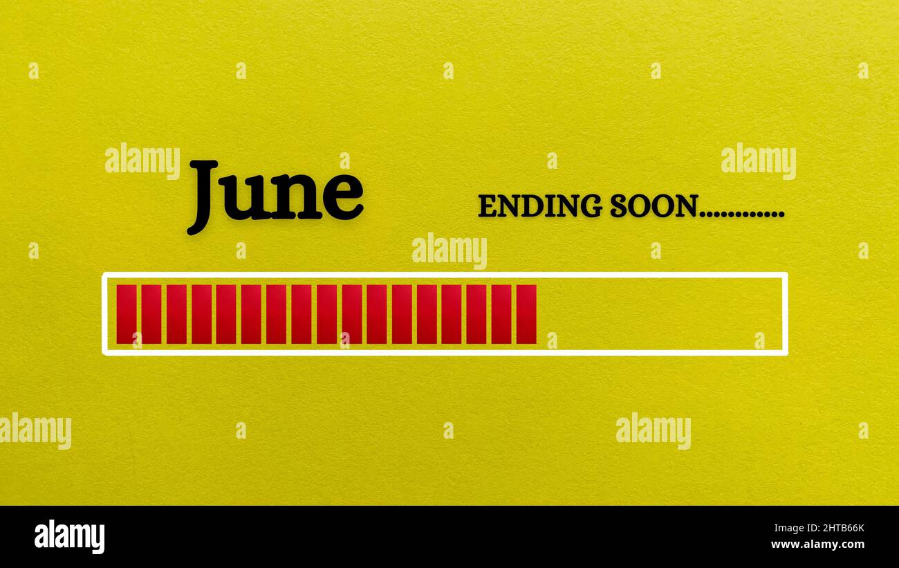 Vue de dessus de la barre de chargement indiquant la fin du mois de juin avec un fond de papier jaune. Banque D'Images