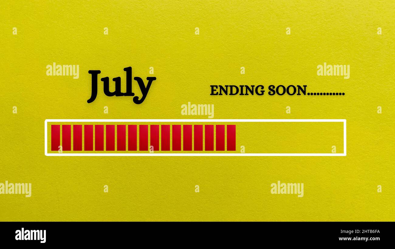 Vue de dessus de la barre de chargement indiquant la fin du mois de juillet avec un fond de papier jaune. Banque D'Images