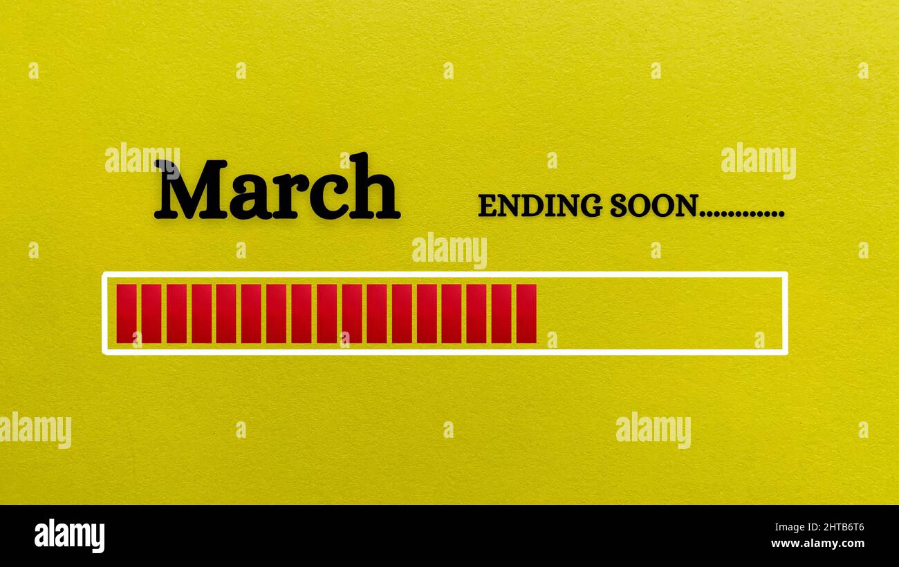 Vue de dessus de la barre de chargement indiquant la fin du mois de mars avec un arrière-plan en papier jaune. Banque D'Images