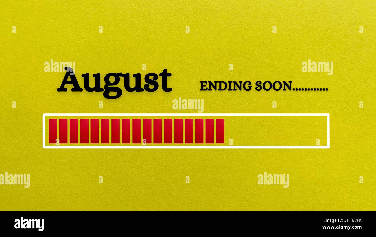 Vue de dessus de la barre de chargement indiquant la fin du mois d'août avec un fond de papier jaune. Banque D'Images