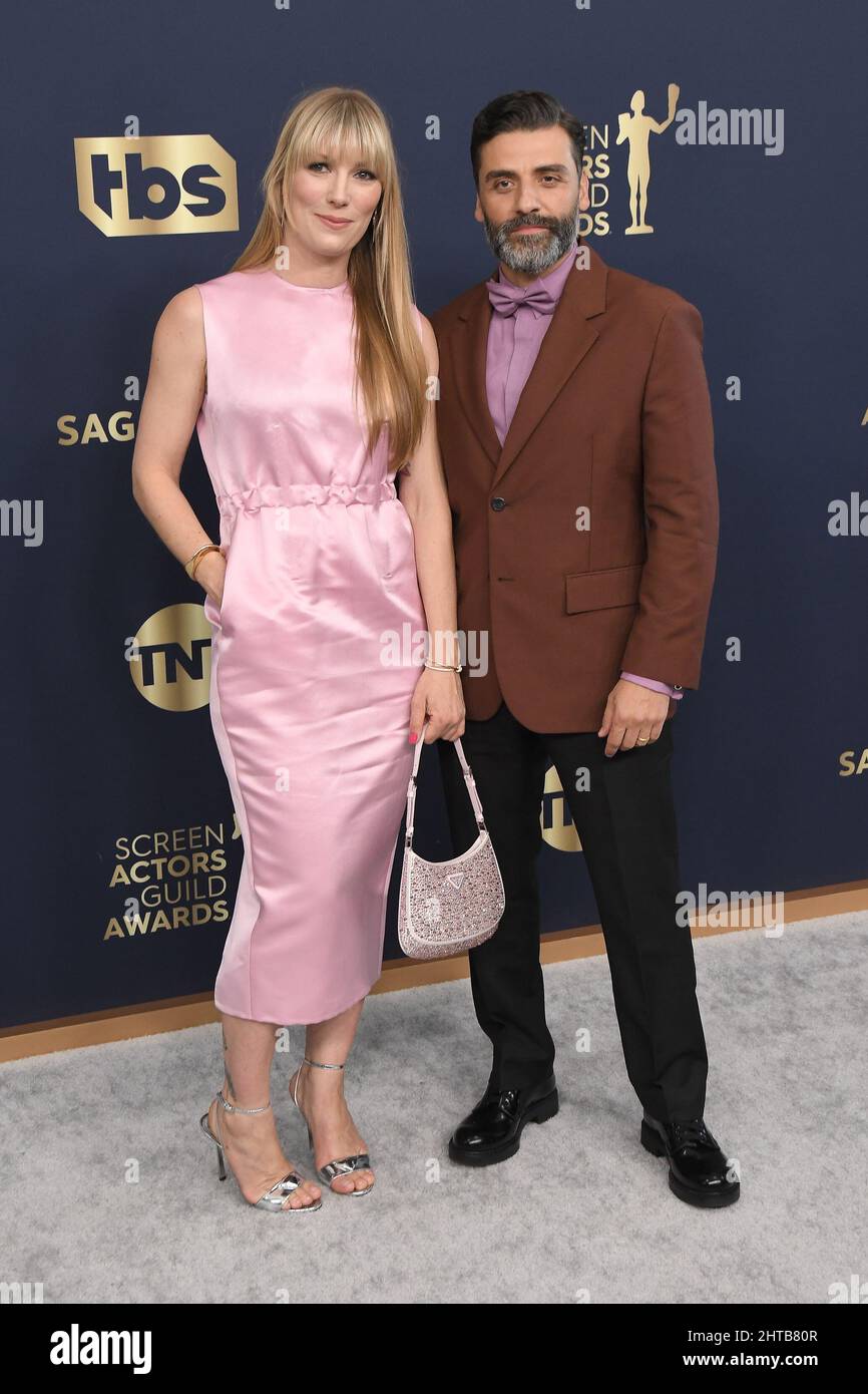 Los Angeles, États-Unis. 27th févr. 2022. Elvira Lind et Oscar Isaac arrivent aux prix de la Guilde des acteurs de l'écran 28th qui ont eu lieu au Barker Hangar à Santa Monica, CA, le dimanche 27 février 2022. (Photo par Sthanlee B. Mirador/Sipa USA) crédit: SIPA USA/Alay Live News Banque D'Images