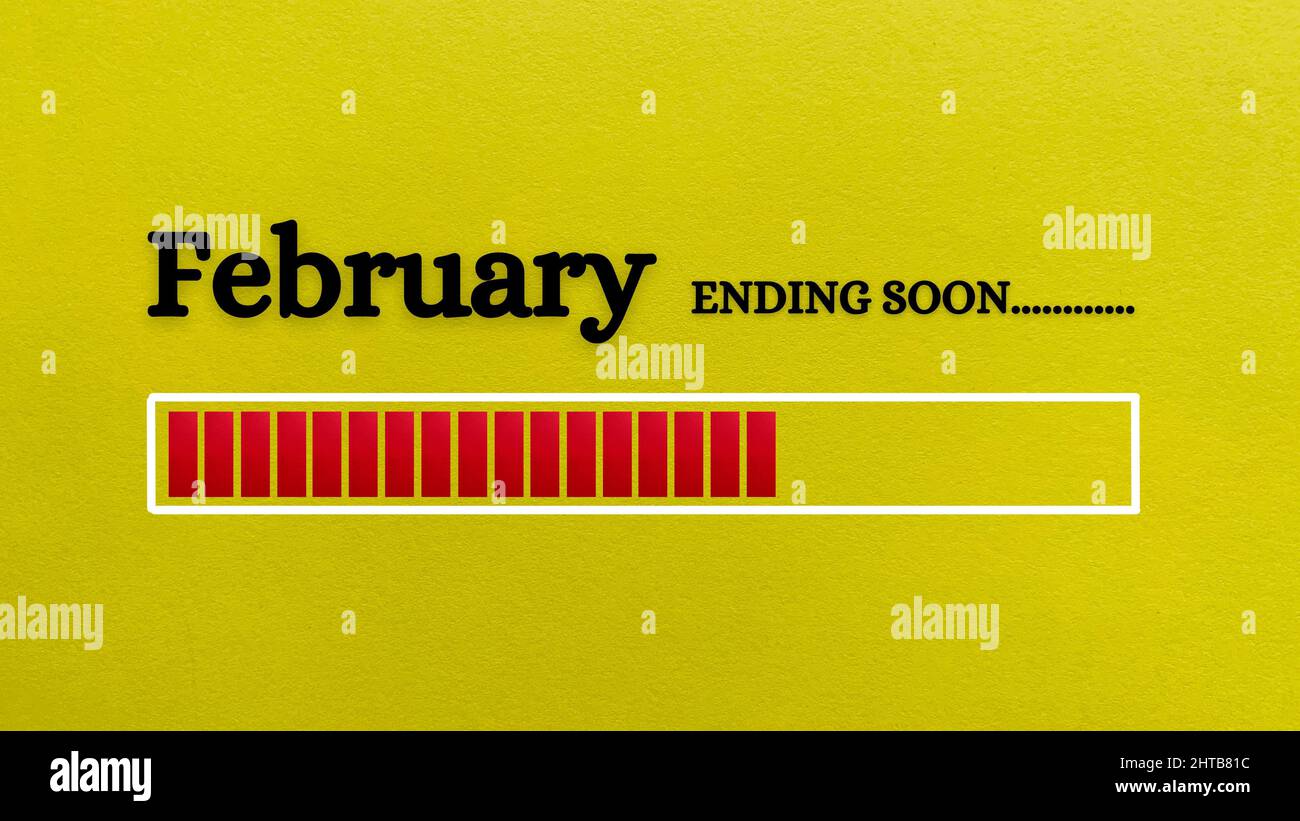 Vue de dessus de la barre de chargement indiquant la fin du mois de février avec un arrière-plan en papier jaune. Banque D'Images