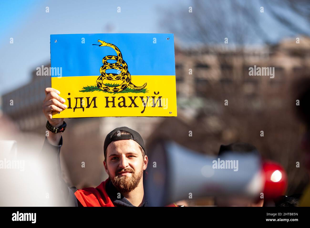 Washington, DC, États-Unis, 27 février 2021. Photo : un manifestant affiche une combinaison de drapeaux ukraniens et Gasden lors d'un rassemblement à la Maison Blanche. Des milliers de personnes de partout aux États-Unis se sont rassemblées pour remercier les États-Unis et d'autres pays pour leur aide, et pour exiger une zone d'exclusion aérienne et d'autres aides pour l'Ukraine. L'événement a été parrainé par United Help Ukraine et des militants ukrainiens américains, des organisations d'assistance et de défense des droits basées aux États-Unis. Crédit : Allison Bailey / Alamy Live News Banque D'Images
