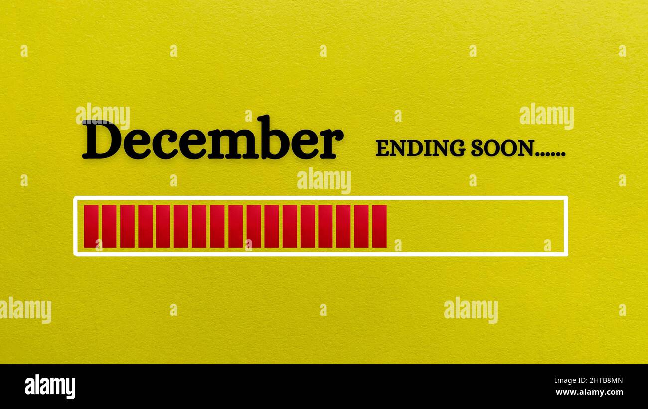Vue de dessus de la barre de chargement indiquant la fin du mois de décembre avec un fond de papier jaune. Banque D'Images