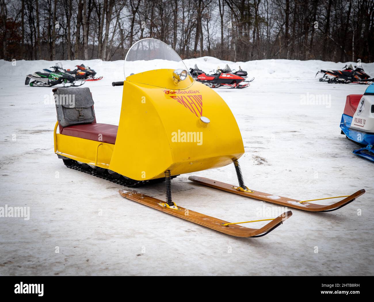 NISHWA, MN - 5 JANVIER 2022 : motoneige à porte de ski de Bombardier antique jaune avec skis en bois, qui a été restaurée, en gros plan sur la neige d'hiver au Minnesota. Banque D'Images