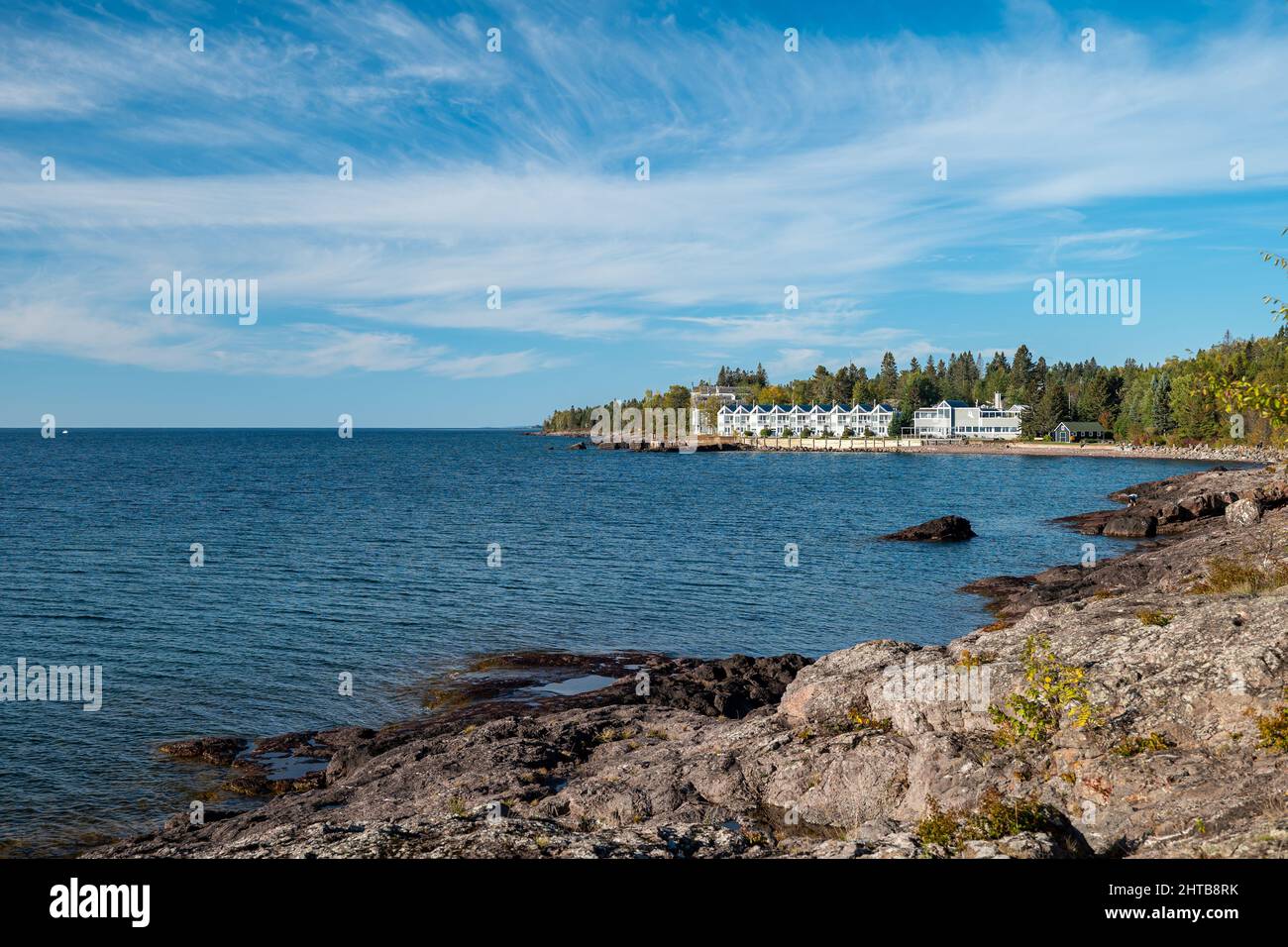 TOFTE, MN - 20210926 : la rive nord rocheuse du lac supérieur au Minnesota, avec le Bluefin Bay Resort, le matin ensoleillé. Ce Grand lac s'appelle Gitc Banque D'Images