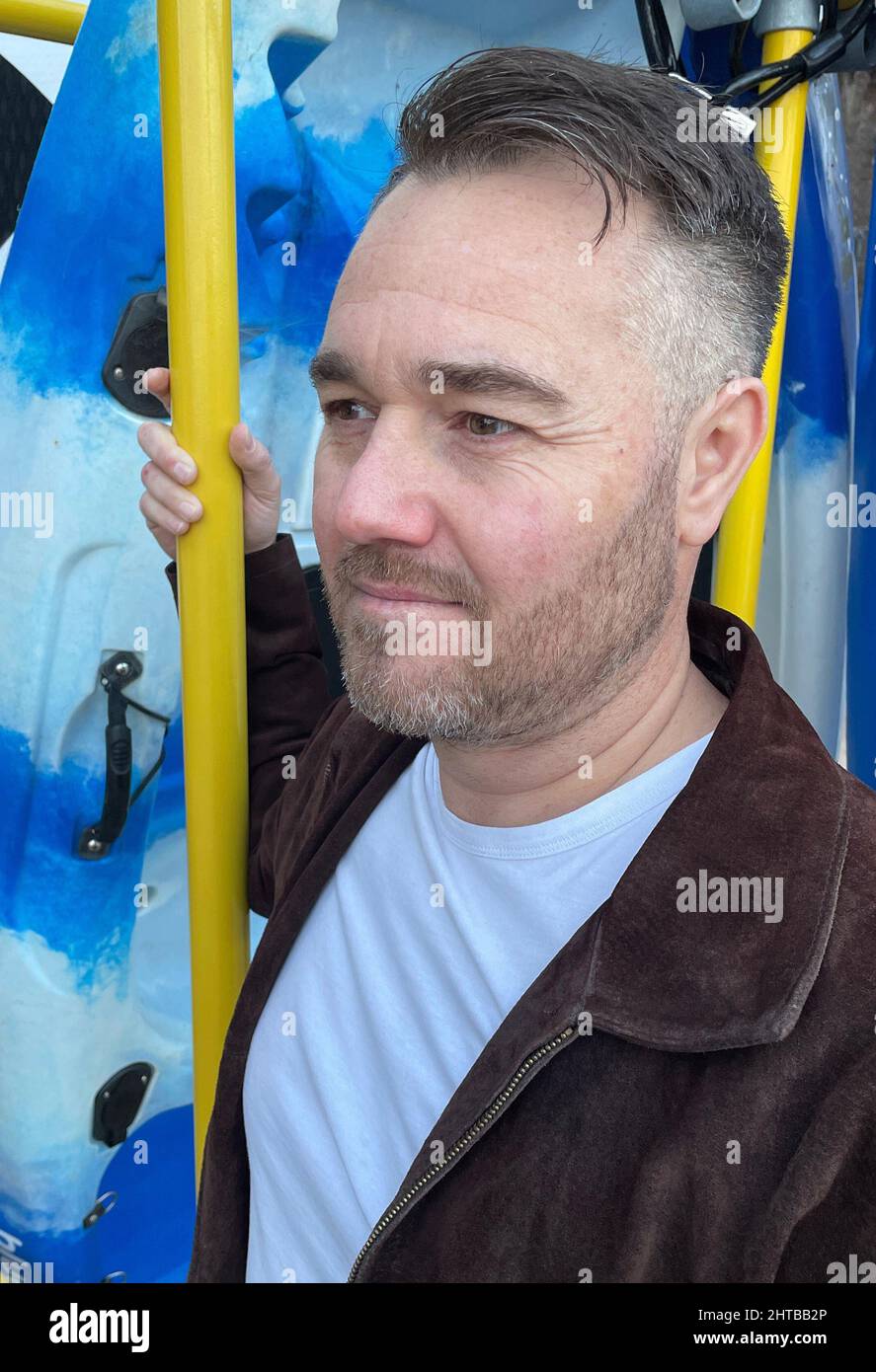 Un portrait d'un homme caucasien d'âge moyen barbu dans la rue Banque D'Images