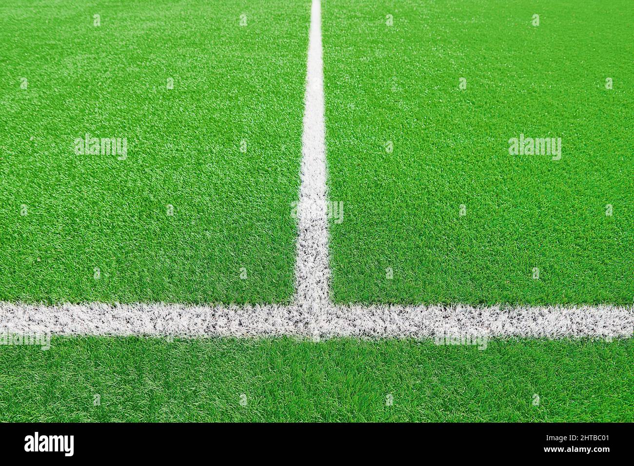 Une partie de football ou terrain de football gros plan, pelouse verte Artifical avec des lignes de bordure blanches, Astroturf au stade pour les parties de spart Banque D'Images