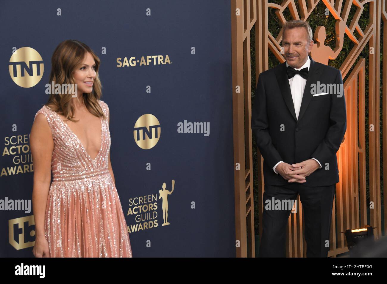 Los Angeles, États-Unis. 27th févr. 2022. Christine Baumgartner et Kevin Costner arrivent aux prix de la Guilde des acteurs de l'écran 28th qui ont eu lieu au Barker Hangar de Santa Monica, CA, le dimanche 27 février 2022. (Photo par Sthanlee B. Mirador/Sipa USA) crédit: SIPA USA/Alay Live News Banque D'Images