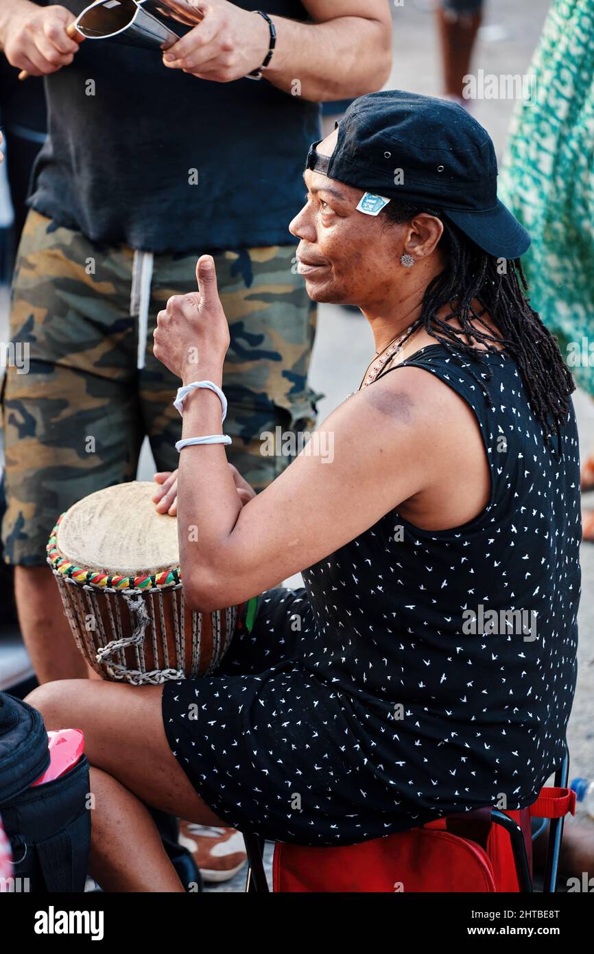 Juin 2018 - Montréal, Canada: Femme afro-américaine jouant djembe drrum bongo dans le parc du Mont-Royal à Montréal, Canada. Banque D'Images