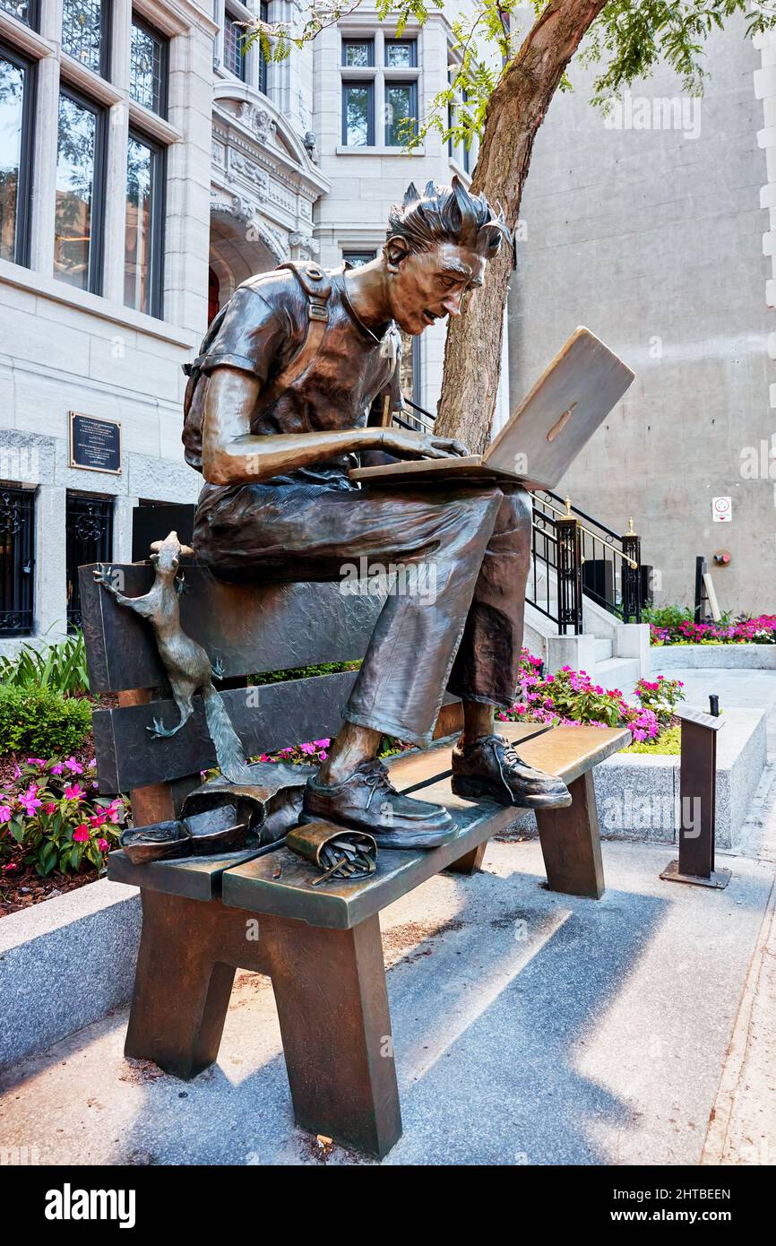 Juin 2018 - Montréal, Canada : statue étudiante de l'Université McGill assise sur un banc et utilisant un ordinateur portable dans la rue Sherbrooke à Montréal, Québec, CAN Banque D'Images