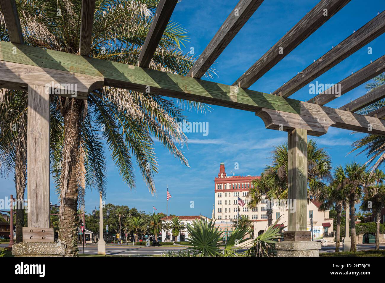 Vue sur Old City St. Augustine, Floride, et Constitution Plaza le long de la Floride A1A depuis le front de mer de Matanzas Bay, à côté du pont des Lions. (ÉTATS-UNIS) Banque D'Images