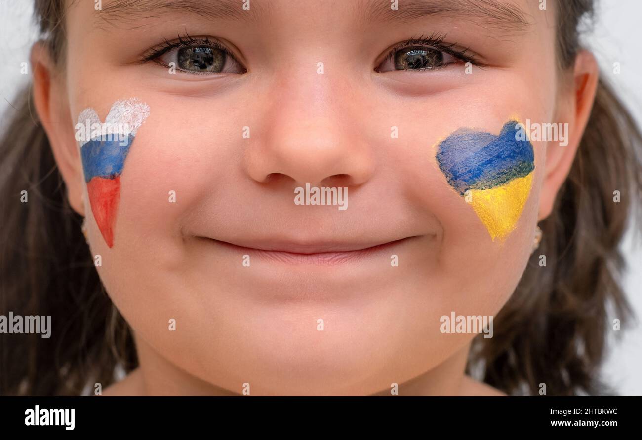 Portrait rapproché d'un enfant avec des couleurs russes et ukrainiennes pas de guerre Banque D'Images