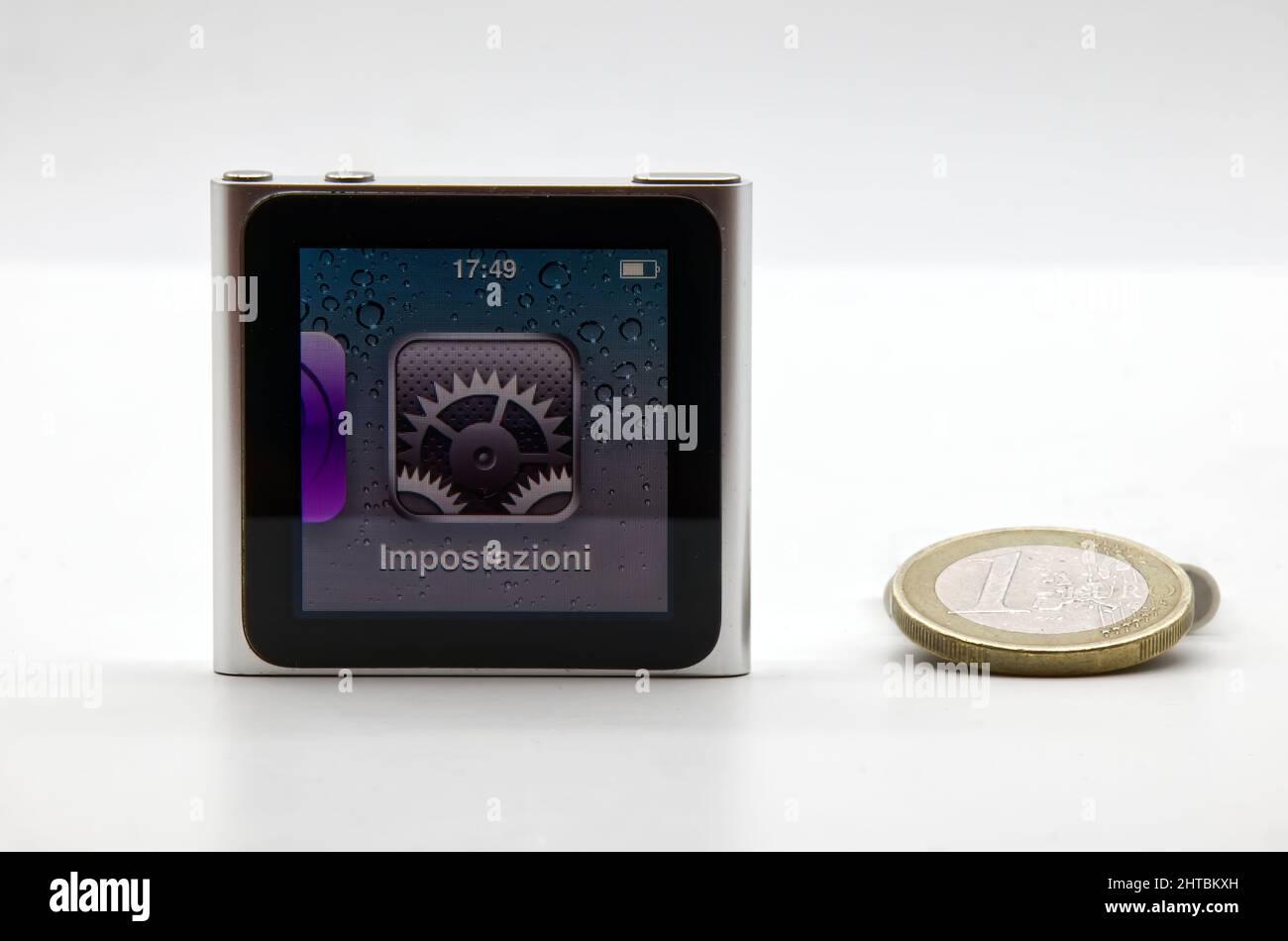 Comparaison de la taille de l'iPod Nano d'Apple avec une pièce d'un euro. Technologie vintage Banque D'Images