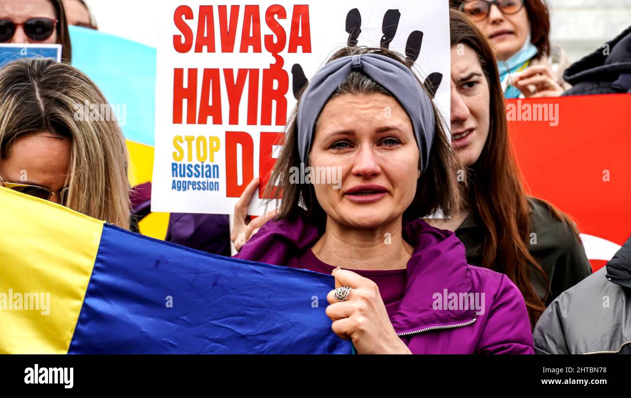 Izmir, Turquie. 27th févr. 2022. Protestation des Ukrainiens à Izmir après que la Russie envahit l'Ukraine. Outre les Ukrainiens, les Turcs et les Turcs de Crimée ont également participé à la manifestation. Ils ont appelé le monde en particulier, l'Europe pour soutenir l'Ukraine et aider à mettre fin à la guerre. Le dirigeant russe Poutine est maudit par les slogans et les bannières des manifestants. (Photo par Idil Toffolo/Pacific Press) crédit: Pacific Press Media production Corp./Alay Live News Banque D'Images