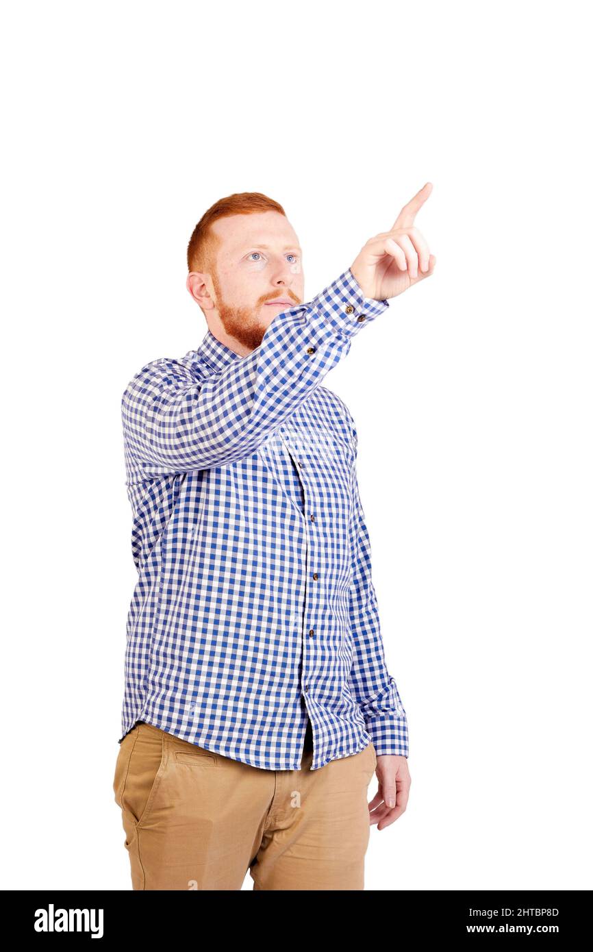 Homme caucasien à poil rouge et barbu avec panneau d'imagerie à écran tactile. Photo de haute qualité Banque D'Images