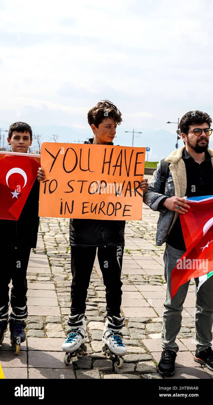 Izmir, Turquie, Turquie. 27th févr. 2022. Protestation des Ukrainiens à Izmir après que la Russie envahit l'Ukraine. Outre les Ukrainiens, les Turcs et les Turcs de Crimée ont également participé à la manifestation. Ils ont appelé le monde en particulier, l'Europe pour soutenir l'Ukraine et aider à mettre fin à la guerre. Le dirigeant russe Poutine est maudit par les slogans et les bannières des manifestants. (Credit image: © Idil Toffolo/Pacific Press via ZUMA Press Wire) Banque D'Images