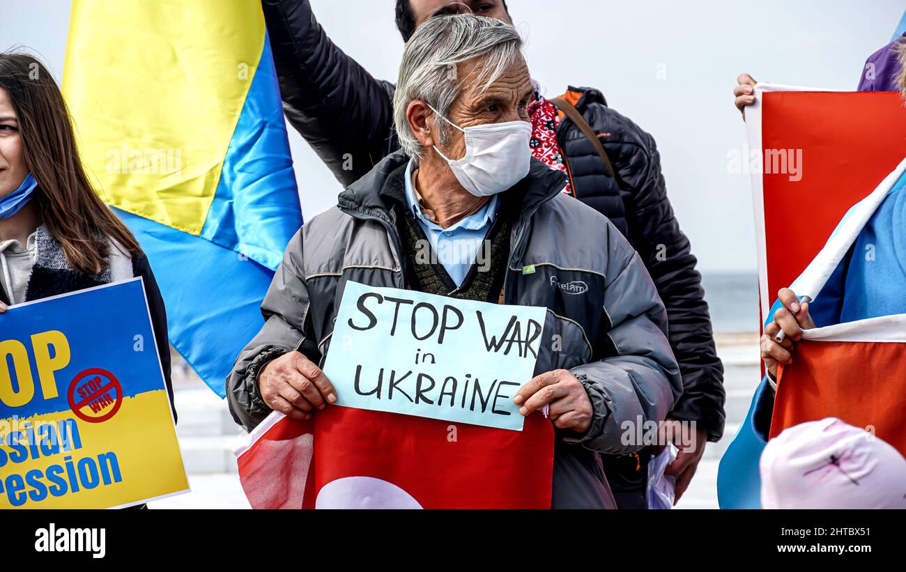 Izmir, Turquie, Turquie. 27th févr. 2022. Protestation des Ukrainiens à Izmir après que la Russie envahit l'Ukraine. Outre les Ukrainiens, les Turcs et les Turcs de Crimée ont également participé à la manifestation. Ils ont appelé le monde en particulier, l'Europe pour soutenir l'Ukraine et aider à mettre fin à la guerre. Le dirigeant russe Poutine est maudit par les slogans et les bannières des manifestants. (Credit image: © Idil Toffolo/Pacific Press via ZUMA Press Wire) Banque D'Images