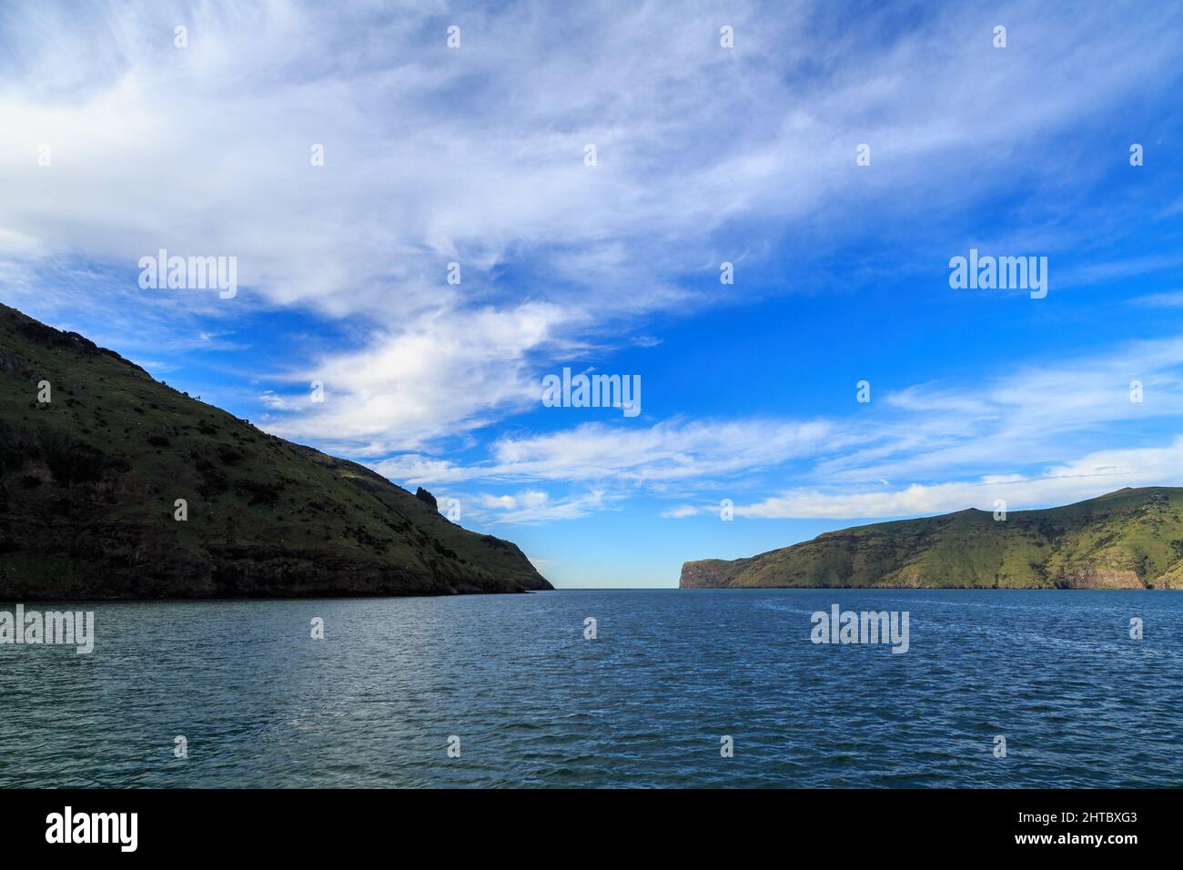 L'entrée du port d'Akaroa sur la péninsule de Banks, en Nouvelle-Zélande, entre Akaroa Head (à gauche) et Timutimu Head Banque D'Images