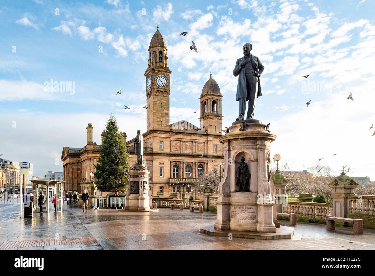 Hôtel de ville de Paisley et statue de Sir Peter Coates, Paisley, Écosse, Royaume-Uni Banque D'Images