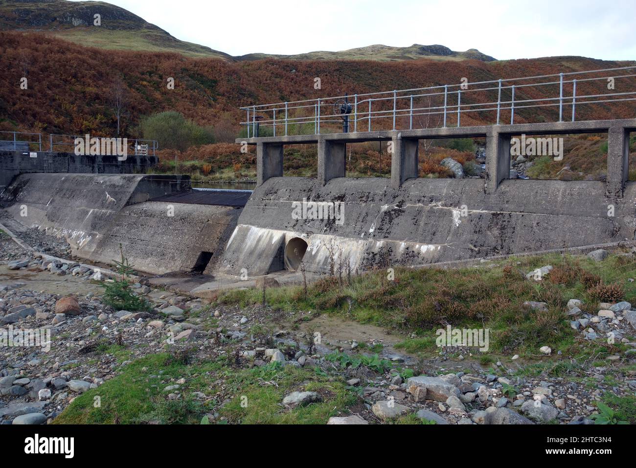 Le petit barrage hydro sur Invergeldie Burn par la voie jusqu'à la montagne écossaise Munro 'Ben Chonzie' d'Invergeldie dans Glen Lednock Perthshire. Banque D'Images