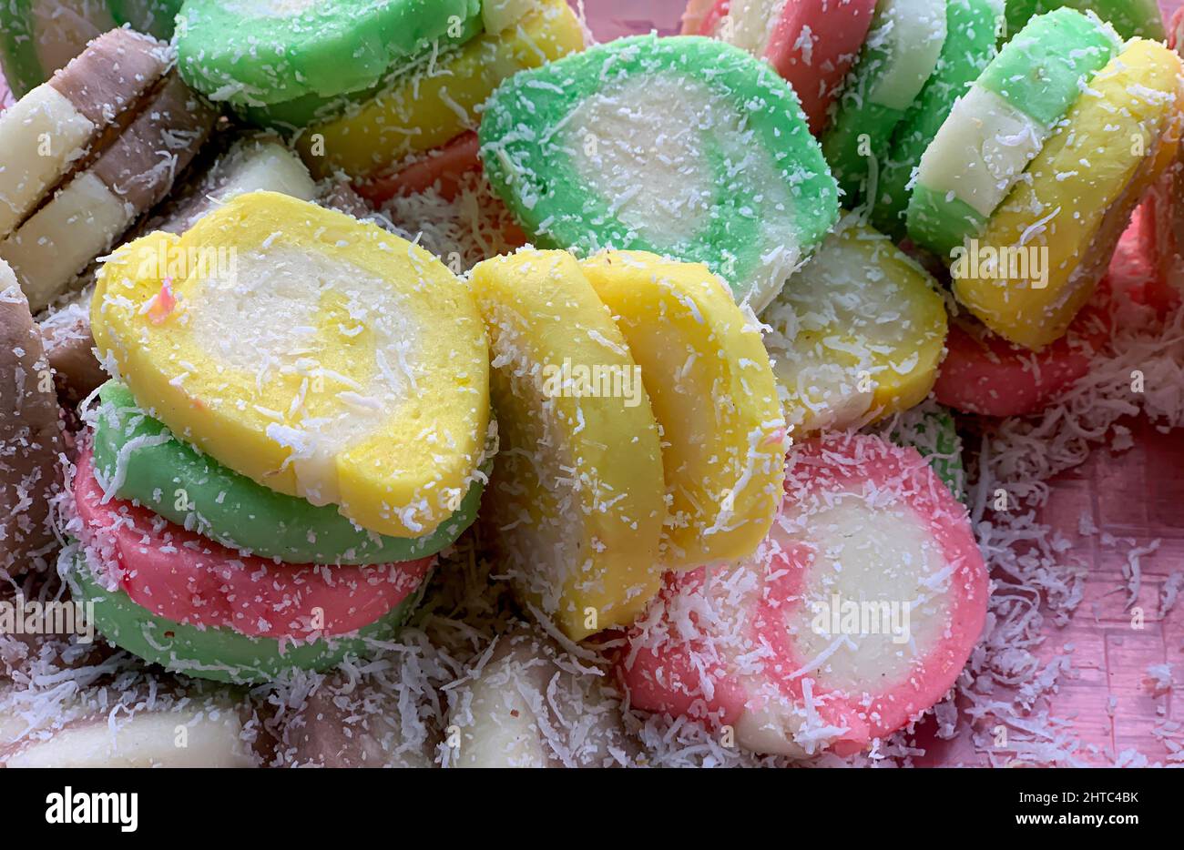 Getuk, un gâteau traditionnel coloré et doux de Java, Indonésie, fait de manioc et parsemé de noix de coco râpée Banque D'Images