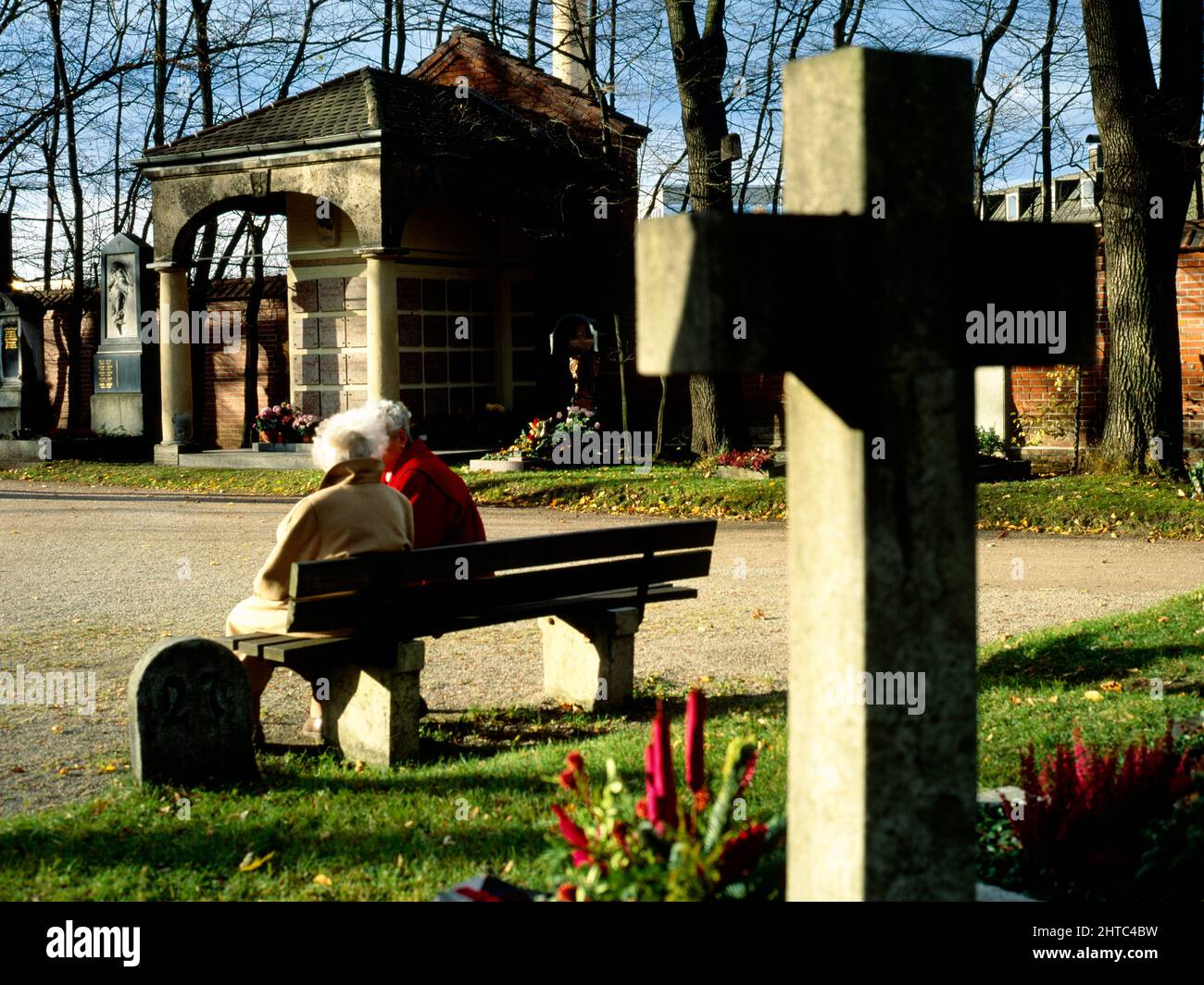 Deux femmes en conversation au cimetière de l'est, Munich, haute-Bavière, Allemagne Banque D'Images