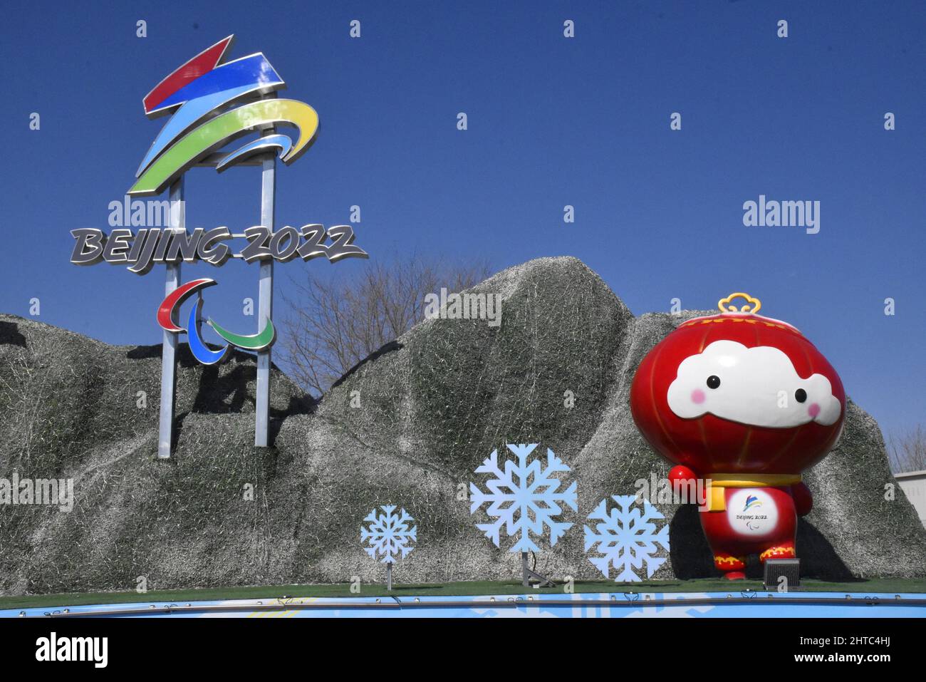 Pékin, Pékin, Chine. 28th févr. 2022. Le 26 février 2022, à Beijing, les touristes fusionnent avec Shuey Rhon Rhon, la mascotte des Jeux paralympiques d'hiver de Beijing, au nouveau pont Shougang. Avec l'arrivée des Jeux paralympiques d'hiver de Beijing, de nombreux touristes sont fusionnés avec la mascotte des Jeux paralympiques d'hiver de Beijing Shuey Rhon Rhon tous les jours sur le nouveau pont Shougang. Les Jeux paralympiques d'hiver de Beijing ouvriront le 4 mars. (Image de crédit : © SIPA Asia via ZUMA Press Wire) Banque D'Images