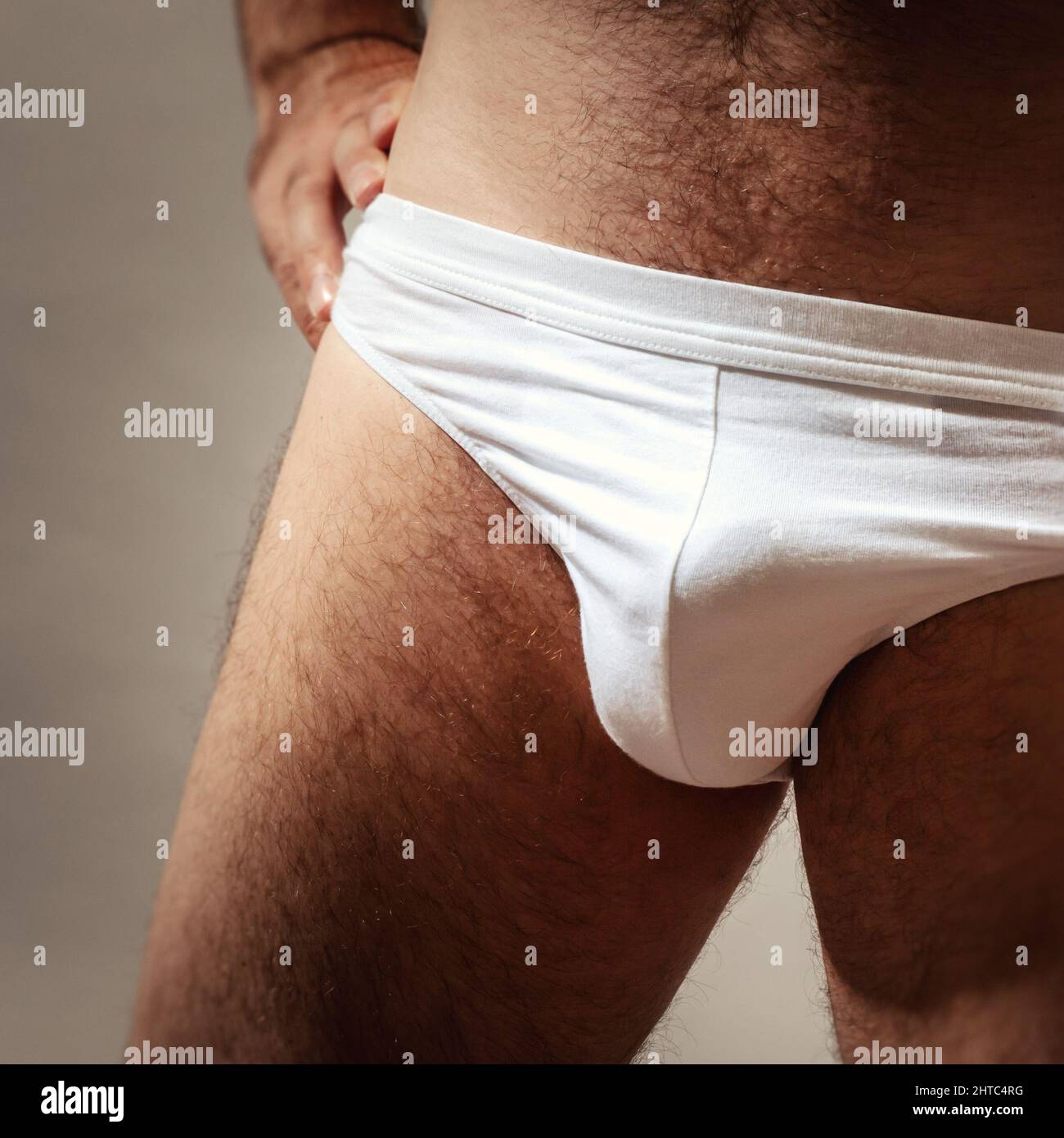 Homme poilu dans le pantalon de sous-vêtement Photo Stock - Alamy