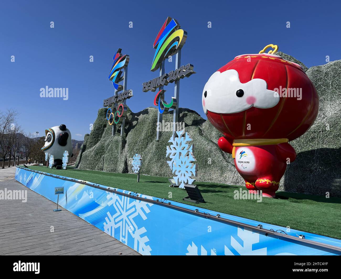 Pékin, Pékin, Chine. 28th févr. 2022. Le 26 février 2022, à Beijing, les touristes fusionnent avec Shuey Rhon Rhon, la mascotte des Jeux paralympiques d'hiver de Beijing, au nouveau pont Shougang. Avec l'arrivée des Jeux paralympiques d'hiver de Beijing, de nombreux touristes sont fusionnés avec la mascotte des Jeux paralympiques d'hiver de Beijing Shuey Rhon Rhon tous les jours sur le nouveau pont Shougang. Les Jeux paralympiques d'hiver de Beijing ouvriront le 4 mars. (Image de crédit : © SIPA Asia via ZUMA Press Wire) Banque D'Images