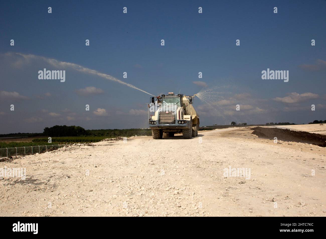 Installation de gestion des déchets. Transformer les boues et les déchets en compost pour l'agriculture. Refroidissement du processus bio avec de l'eau photographiée en Israël Banque D'Images