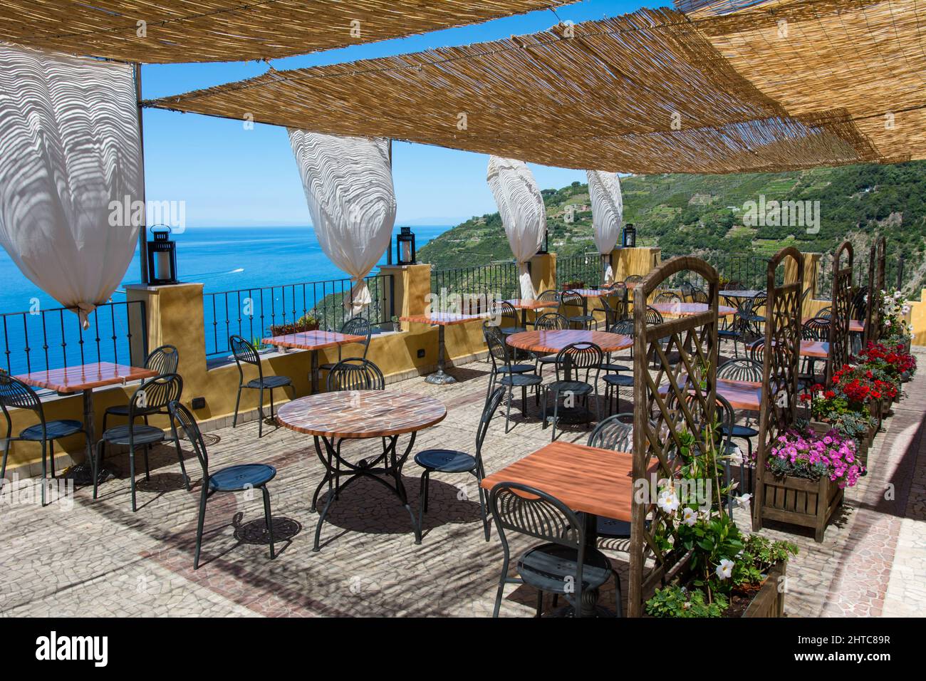 Belle table et chaise dans un restaurant en Italie Banque D'Images