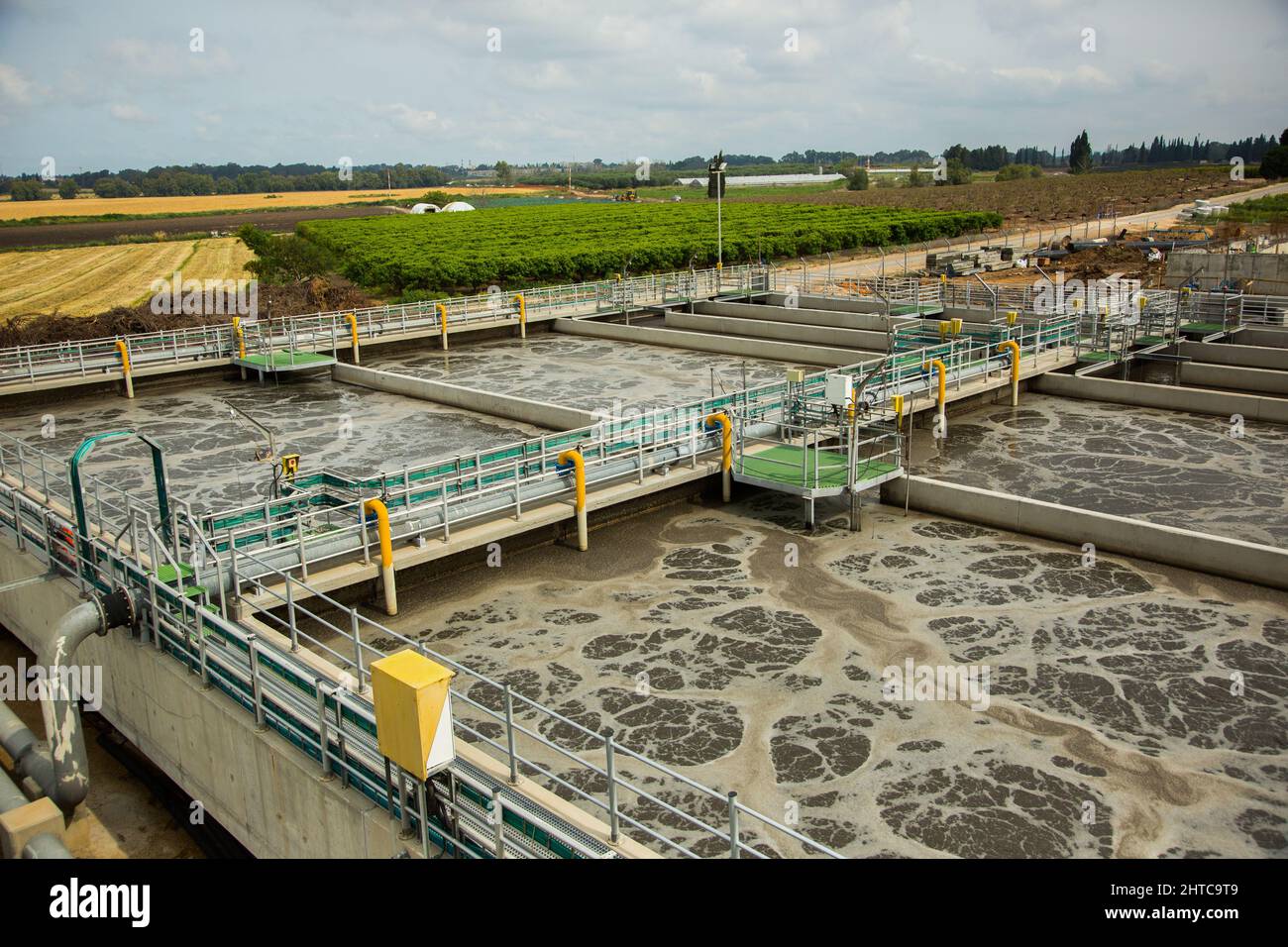 Bassins de sédimentation secondaires les boues sont éliminées pour le traitement des boues. Installation de traitement des eaux usées. L'eau traitée est ensuite utilisée pour l'irrigation Banque D'Images