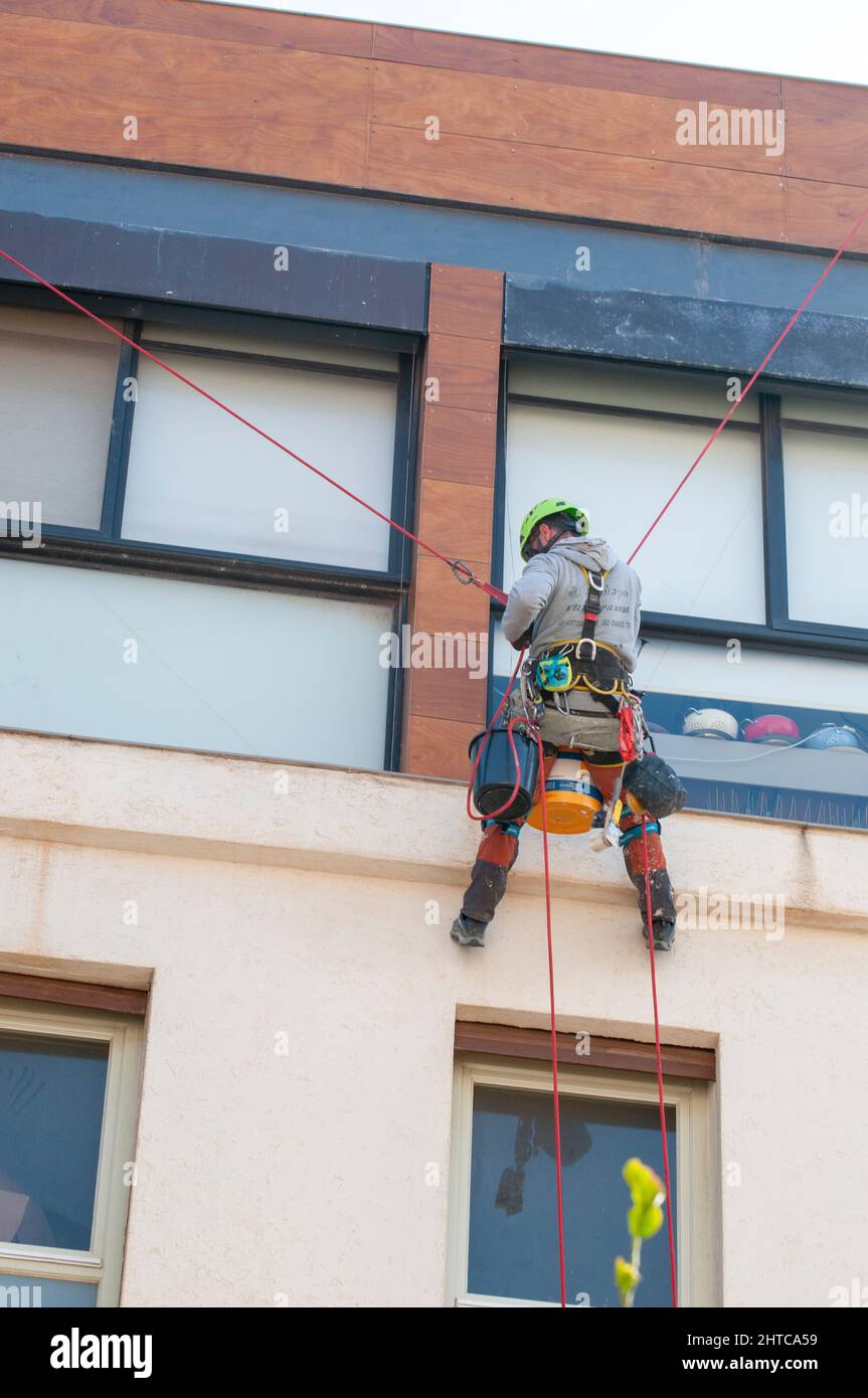 Comme les pigeons sont devenus des ravageurs, des méthodes pour les expulser des recoins et des crannies sur la façade du bâtiment. Une méthode courante consiste à placer des bandes de pointes sur l Banque D'Images