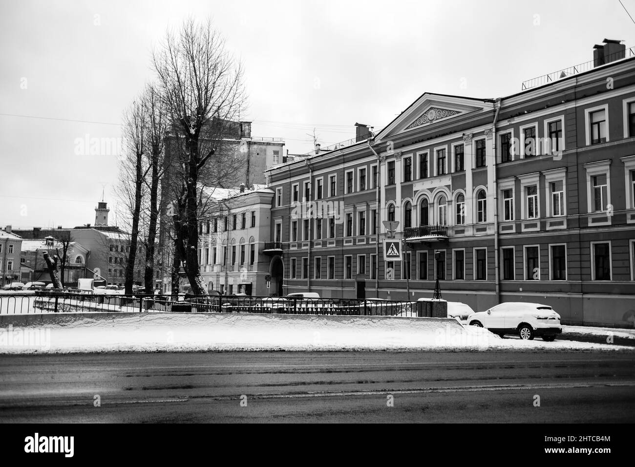Vue sur les bâtiments du canal de Griboyedov en hiver, Saint-Pétersbourg, Russie. Photographie en noir et blanc. Banque D'Images